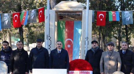 Türkiyədəki səfirliyimizin əməkdaşları Məhəmməd Əmin Rəsulzadənin məzarını ziyarət etdi - FOTO 