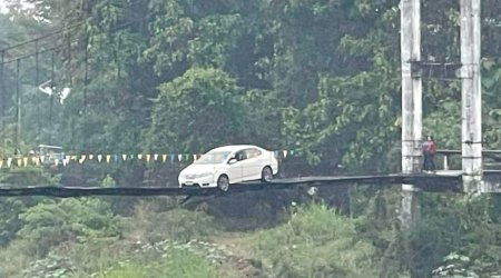 Naviqator qadın sürücünü aldatdı - Avtomobil asma körpünün üzərinə çıxdı