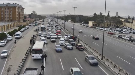 Mərdəkan şosesində QƏZA - Sıxlıq yarandı 