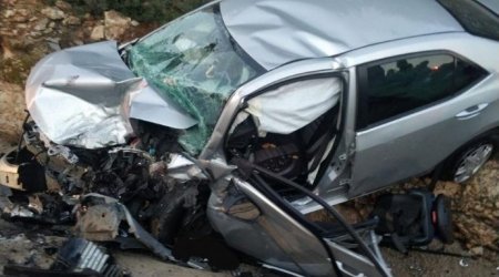 Bakıda qəza: “Prius” ağacı kökündən qopardı