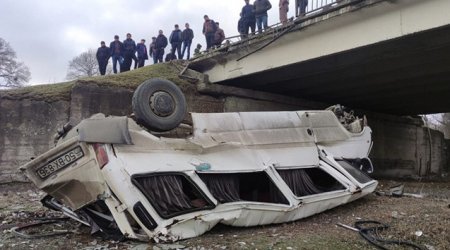 Xaçmazda mikroavtobus dərəyə AŞDI: Xəsarət alan var – FOTO  