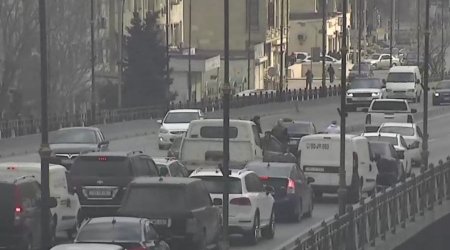 Bakıda körpüdə QƏZA: Sıxlıq yarandı  