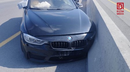 Kürdəmirdə “BMW” beton lövhəyə çırpıldı: Xəsarət alan var – FOTO  