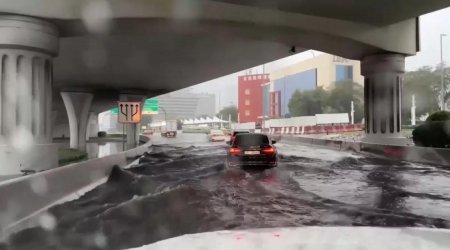 Güclü yağışlar Dubayda həyatı iflic etdi - VİDEO