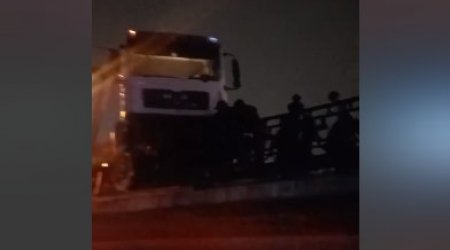 Bakıda yük maşını körpünün üzərindəki maneələrə çırpıldı - VİDEO