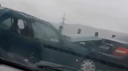 Bakıda zəncirvari qəza: 10-a yaxın avtomobil toqquşdu - VİDEO