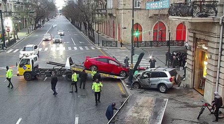 Bakının mərkəzində ağır qəza - FOTO