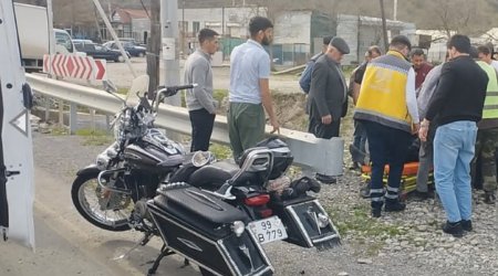 Oğuzda avtomobillə motosiklet toqquşub, xəsarət alan var - FOTO
