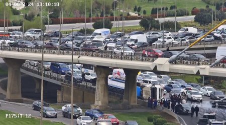 Heydər Əliyev prospektində yük maşını aşıb - FOTO/VİDEO