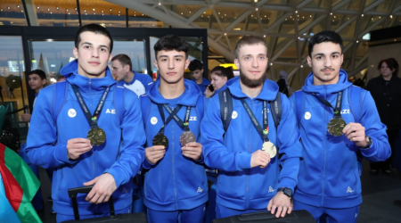 Qızıl medal qazanan gimnastlarımız Vətənə döndü - FOTO