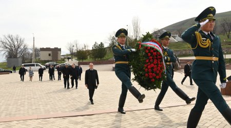 Ceyhun Bayramov Bişkekdə Çingiz Aytmatovun məzarını ziyarət etdi - FOTO