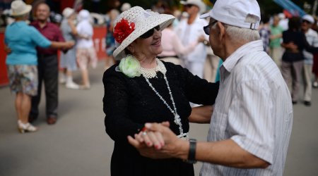 Azərbaycanda 60 yaşdan sonra evlənənlər: Yaşlı xanımların gənc bəyləri