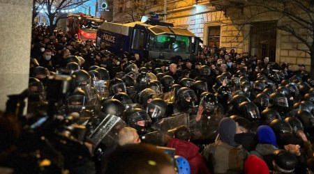 Tbilisidə VƏZİYYƏT GƏRGİNDİR: Polislə etirazçılar arasında toqquşma başlayıb - VİDEO  