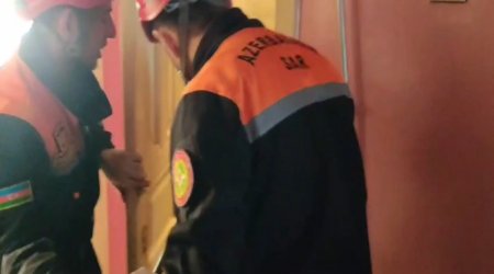 Bağlı qapı arxasında qalan uşaq belə xilas edildi – VİDEO 
