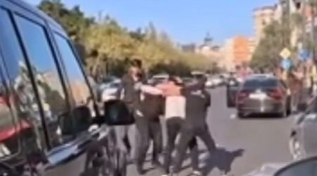 Bakıda sürücülər yolun ortasında əlbəyaxa davaya çıxdılar – ANBAAN VİDEO  