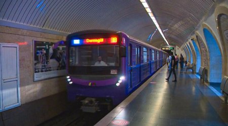 Bakı metrosunda sərnişin qatar yoluna düşüb