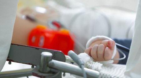 Bakıda 4 aylıq körpə pəncərədən düşərək ÖLDÜ