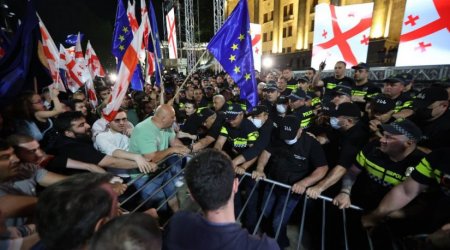 Tbilisidə etirazçılar parlament binasına yumurta atıblar, polis xeyli insana xəsarət yetirib - VİDEO