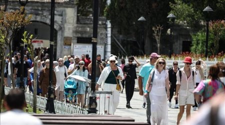 Rusiyalı turistlər İstanbuldakı məşhur brendə məxsus butikdən QOVULDULAR
