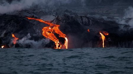 Ekvadorda vulkan püskürüb