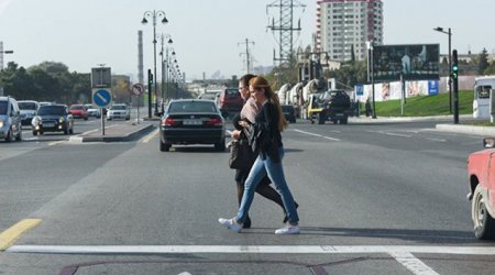Avtomobilin qarşısına piyada çıxdı - QƏZA BAŞ VERDİ