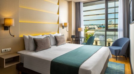 Bakıda hotelə gedərkən uşaqlarını da aparan qadını sevgilisi pəncərədən atdı