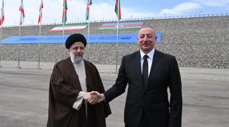 İlham Əliyev və Rəisidən dövlət sərhədində səmimi görüntülər - FOTO