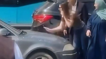 Bakıda qadın maşının qarşısını kəsib yumruq atdı – VİDEO  