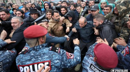 İrəvanda vətəndaş itaətsizliyi aksiyaları başladı - Tutulanlar var - VİDEO