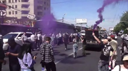 İrəvanda polis İstintaq Komitəsini mühasirəyə aldı: Baqratın adamları bura gəlir - VİDEO