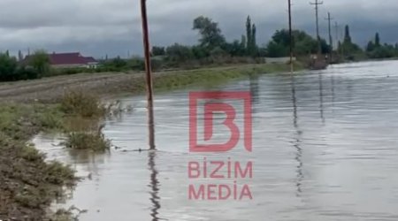 Kürdəmirdə təhlükəli vəziyyət: Çay daşdı, ətraf əraziləri su basdı – VİDEO  