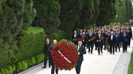 XİN kollektivi Fəxri Xiyaban və Şəhidlər Xiyabanını ziyarət etdi - FOTO