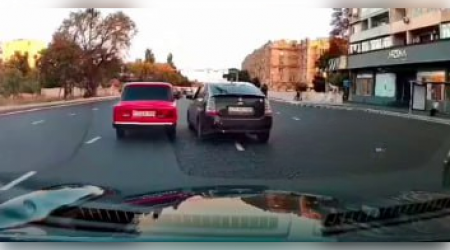 Bakıda sürücü qəsdən digər avtomobili vurdu – VİDEO 