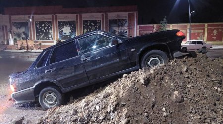 Gəncədə qəza olub, avtomobil yol kənarındakı torpaq sahəyə çırpılıb - FOTO/VİDEO