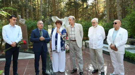 Müslüm Maqomayevin doğum günündə məzarı ziyarət edildi - FOTO