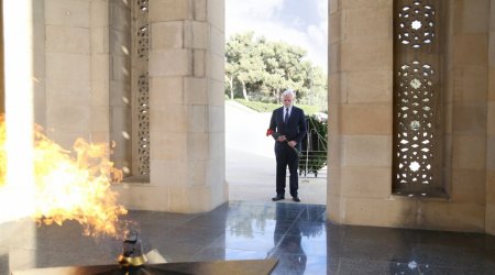 ABŞ səfiri Şəhidlər xiyabanını ziyarət edib – FOTO 