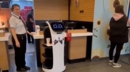 Rusiyada “fast food” restoranlar şəbəkəsində yeni robotlar fəaliyyət GÖSTƏRƏCƏK - VİDEO