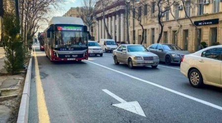 Bakının bu küçəsində avtobus zolağında vaxt məhdudiyyəti tətbiq EDİLİB