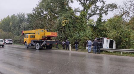 Xaçmazda mikroavtobus dərəyə aşdı - FOTO