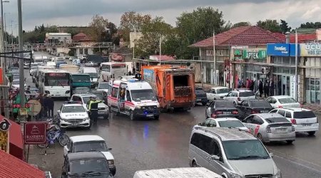 Bakıda avtomobil piyadanı vurdu