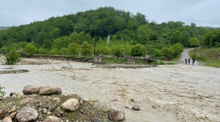 Qubada leysan yağışları nəticəsində müəllimlərin olduğu avtomobili SEL APARIB