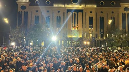 Gürcüstanda parlament binası qarşısında İZDİHAM YAŞANIR - VİDEO