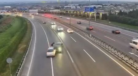 “Prius” aeroport yolunda qəzaya SƏBƏB OLDU – ANBAAN VİDEO