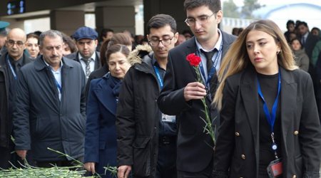 Həlak olanların xatirəsi Bakı aeroportunda anılır - FOTO