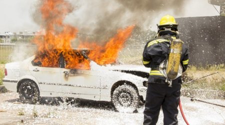 Bakıda avtomobil yandı, yaxınlıqdakı maşınlara ziyan dəydi