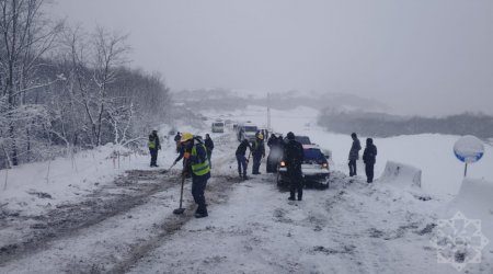 Qar yolu bağladı, sürücülər çarəsiz qaldı – FOTO