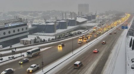 Bakıya qar yağır: Yollarda vəziyyət necədir? - FOTO