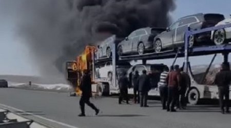 Bakıya gətirilən bahalı avtomobillər yandı - ANBAAN VİDEO