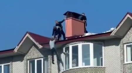 Binanın damını qardan təmizləmək istəyən kişi ölümlə üz-üzə QALDI – ANBAAN VİDEO