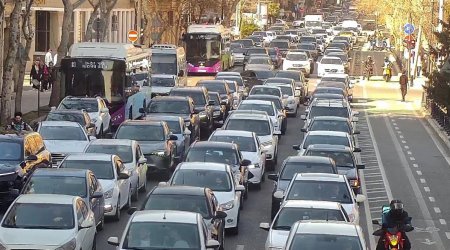 Bakıda bəzi yollarda hərəkət sürəti aşağı düşüb - FOTO